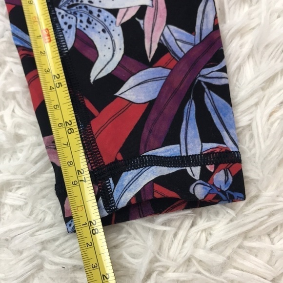Lululemon Wunder Under Lush Lillies Multi - Picture 4 of 8